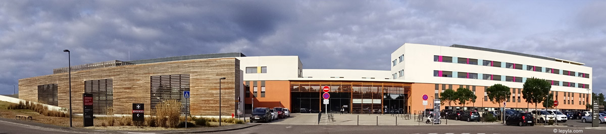 Le Centre Hospitalier d'Arcachon est composé de trois établissements : l'hôpital situé Avenue Jean Hameau à La Teste de Buch ainsi que l'EHPAD Larrieu et le Foyer-Logements Eyssartier situés 2 bis Avenue du Général Berdoulat à Arcachon. Inauguré en 1978 par Simone Veil, ministre des Affaires Sociales, allée de l'hôpital à La Teste de Buch, l'hôpital a intégré une construction neuve en mars 2013 dans le cadre du Pôle de Santé d'Arcachon. Le Pôle de Santé d'Arcachon est un Groupement de Coopération Sanitaire (GCS) constitué avec la Clinique d'Arcachon en vue de construire un bâtiment neuf abritant le Centre Hospitalier et la Clinique. Chaque établissement garde son identité juridique, ses activités et son mode de fonctionnement propres. Desservant un territoire de santé de 17 communes situées sur le Sud Bassin d'Arcachon et le Nord des Landes, soit 150 000 habitants, Le Centre Hospitalier d'Arcachon comprend 283 lits et places. Établissement public de santé, le Centre Hospitalier d'Arcachon compte près de 600 salariés dont 70 médecins. Il est organisé en quatre pôles, un pôle management, ressources et vigilances et trois pôles d’activité médicale : - Pôle Urgences : Urgences - SMUR - Surveillance continue - Pédiatrie - Laboratoire - Imagerie médicale (radiologie conventionnelle, scanner, IRM*) - Dépôt de sang. Une équipe de psychiatrie de liaison du Centre Hospitalier Spécialisé de Charles Perrens, qui intervient sur tout l’établissement, lui est aussi rattachée. *L’IRM est gérée par le Groupement de Coopération Sanitaire IRM Bassin d’Arcachon. - Pôle Médecine : Médecine interne et gastro-entérologie - Neurologie - Gériatrie court séjour - Consultation mémoire - Consultation d’évaluation gérontologique - Équipe mobile de soins palliatifs - Cardiologie et surveillance continue - Soins de Suite et de Réadaptation. Des consultations de nutrition-addictologie (Équipe de Liaison et de Soins en Addictologie, ELSA), de pneumologie et de rhumatologie sont aussi organisées. - Pôle Chirurgie : Chirurgie générale, digestive, urologique et endocrinienne - Chirurgie orthopédique et traumatologique - Gynécologie-obstétrique - Planning familial - Anesthésiologie - Bloc opératoire - Unité de Prise en Charge Ambulatoire - Pharmacie et stérilisation. Des consultations de néphrologie sont aussi organisées.